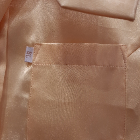 Woman's yellow shirt - Picture 7 of 11